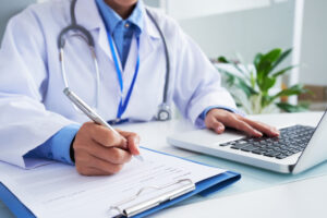 Medica-receita-PressFoto-Freepik.jpg